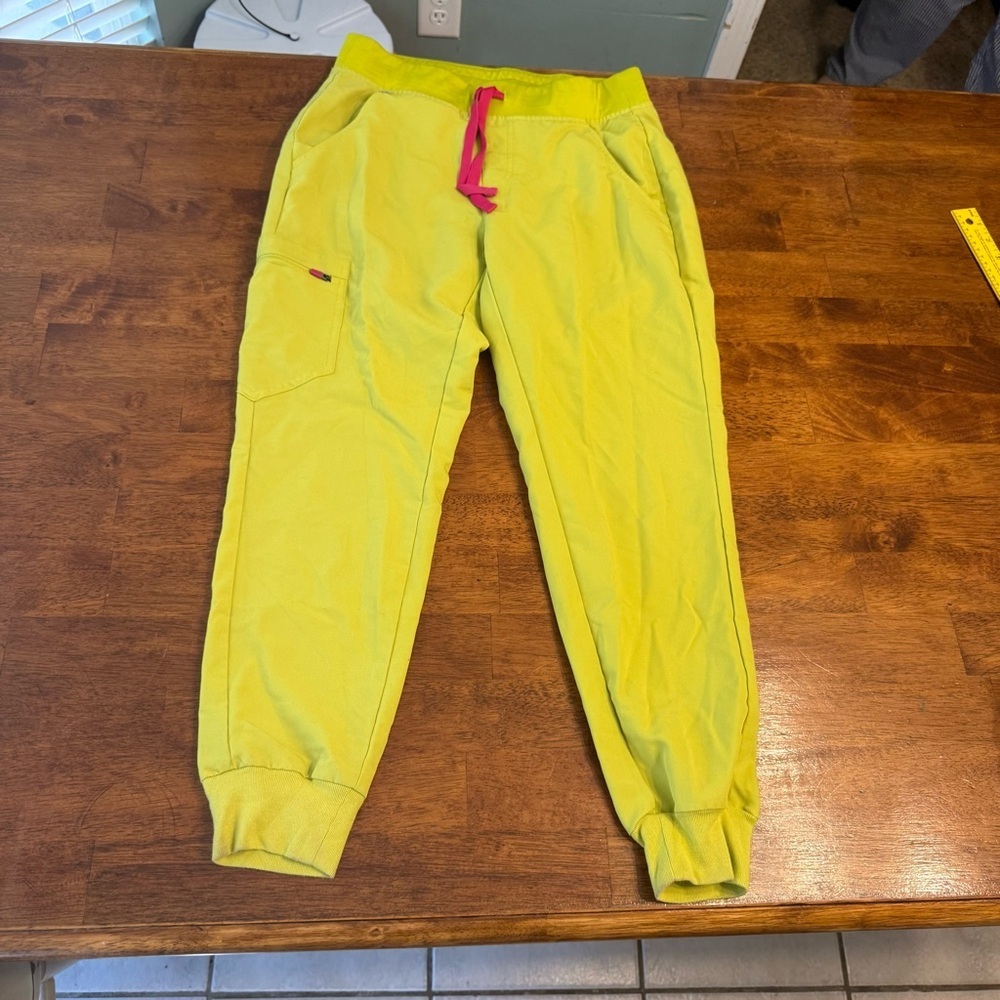 Figs Zamora Jogger Pants limited edition limeade green size small PO# 4019